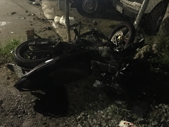 Xe m&aacute;y nằm tr&ecirc;n vỉa h&egrave; biến dạng sau c&uacute; đ&acirc;m kinh ho&agrave;ng