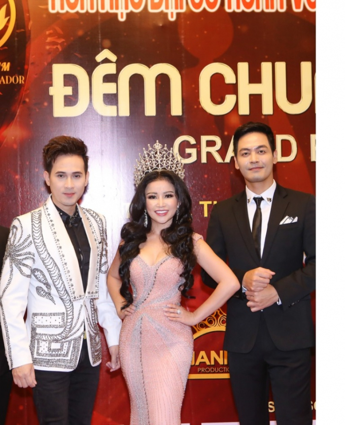 Hoa hậu Janny Thủy Trần chụp h&igrave;nh c&ugrave;ng với Ban gi&aacute;m khảo.