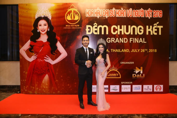 Hoa hậu Janny Thủy Trần v&agrave; MC Phan Anh &ndash; Gi&aacute;m khảo đ&ecirc;m chung kết.