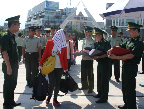Đồn Bi&ecirc;n ph&ograve;ng cửa khẩu quốc tế L&agrave;o Cai tiếp nhận nạn nh&acirc;n bị lừa b&aacute;n sang Trung Quốc. (Ảnh minh họa)