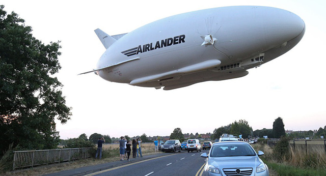 HAV Airlander 10 do nh&agrave; sản xuất Hybrid Air Vehicles (Anh) nghi&ecirc;n cứu v&agrave; ph&aacute;t triển. M&aacute;y bay n&agrave;y dự kiến sẽ được c&ocirc;ng ty du lịch hạng sang Henry Cookson Adventures (HCA) (Anh) sử dụng trong c&aacute;c chuyến du ngoạn v&ograve;ng quanh thế giới. Theo Hybrid Air Vehicles, khả năng bay nhiều ng&agrave;y tr&ecirc;n kh&ocirc;ng v&agrave; nội thất thoải m&aacute;i dễ chịu v&agrave; sang trọng khiến Airlander 10 l&agrave; một lựa chọn ho&agrave;n hảo cho những du kh&aacute;ch muốn tận hưởng kỳ nghỉ đ&uacute;ng nghĩa đến khắp nơi tr&ecirc;n thế giới chỉ bằng 1 chuyến bay. M&aacute;y bay n&agrave;y nặng 20 tấn, d&agrave;i 92 m, v&agrave; sải c&aacute;nh 43,5 m. (Ảnh: Sputnik)
