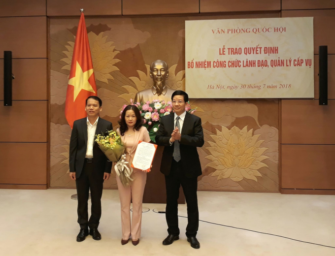 (Từ phải sang) &Ocirc;ng &nbsp;Phạm Đ&igrave;nh Toản - Ph&oacute; B&iacute; thư Đảng Ủy VPQH, Ph&oacute; Chủ nhiệm VPQH; &Ocirc;ng Ho&agrave;ng Thanh T&ugrave;ng - Ph&oacute; Tổng thư k&yacute; Quốc hội, Ph&oacute; Chủ nhiệm UB Ph&aacute;p luật của Quốc hội - Ch&uacute;c mừng T&acirc;n Ph&oacute; TBT B&aacute;o Đại biểu nh&acirc;n d&acirc;n.