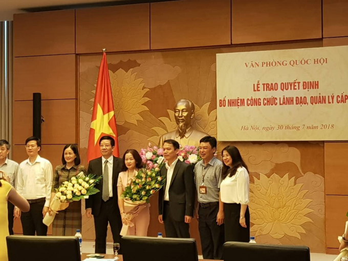 B&agrave; Phạm Thị Thanh Huyền (thứ 4 từ phải sang) tại buổi lễ&nbsp;trao Quyết định bổ nhiệm Ph&oacute; tổng Bi&ecirc;n tập B&aacute;o Đại biểu Nh&acirc;n d&acirc;n.