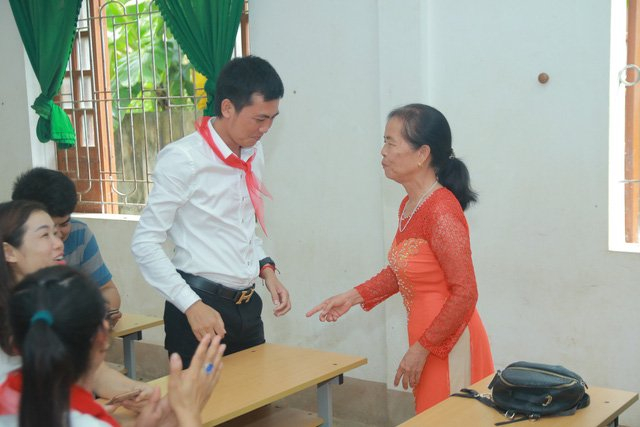 Thầy tr&ograve; sau gần 20 năm gặp lại