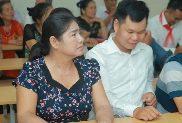 C&oacute; c&ocirc; gi&aacute;o đ&atilde; đặt tấm thiệp l&ecirc;n ngực cả đ&ecirc;m thao thức