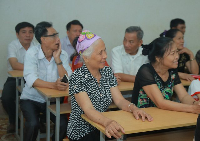 Nhiều thầy c&ocirc; đ&atilde; rơi nước mắt khi gặp lại lứa học tr&ograve; năm n&agrave;o