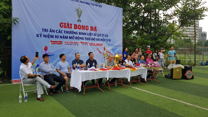 Lễ khai mạc diễn ra tại s&acirc;n b&oacute;ng PVV, đường Trần Th&aacute;i T&ocirc;ng, TP H&agrave; Nội.