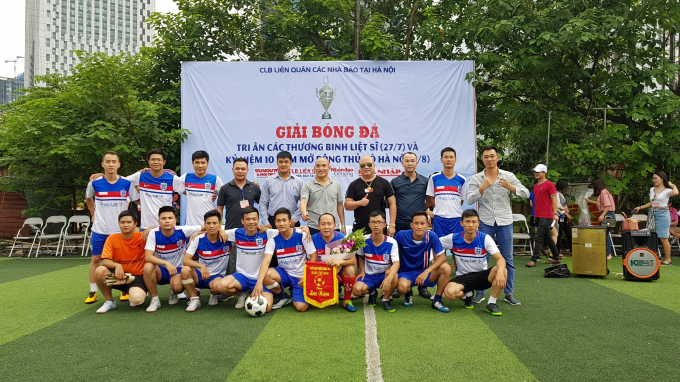 Ban l&atilde;nh đạo CLB Li&ecirc;n qu&acirc;n c&aacute;c nh&agrave; b&aacute;o tại H&agrave; Nội v&agrave; c&aacute;c cầu thủ đội b&oacute;ng tại buổi ra mắt.