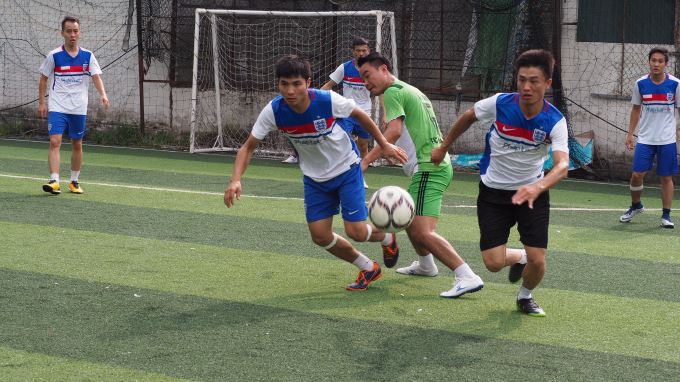 CLB Li&ecirc;n qu&acirc;n c&aacute;c nh&agrave; b&aacute;o tại H&agrave; Nội ( &Aacute;o trắng xanh c&ocirc; ban) gặp Tạp ch&iacute; H&ograve;a nhập.