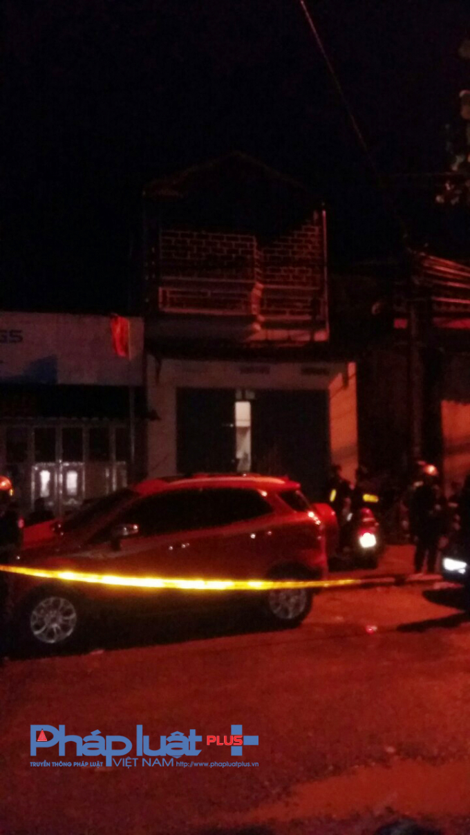 Nhiều cảnh s&aacute;t cơ động được huy động đến hiện trường vụ đ&aacute;nh bạc r&uacute;ng động.