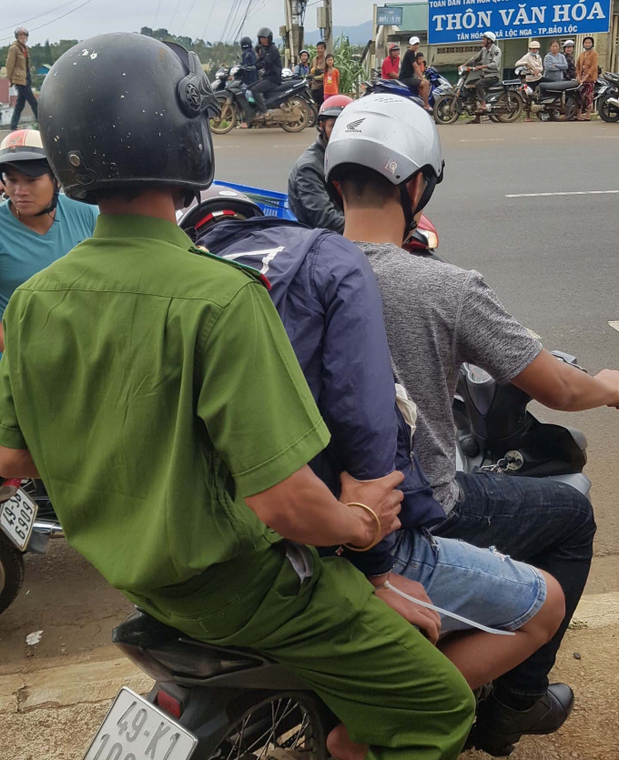 T&ecirc;n trộm xe m&aacute;y được đưa về trụ sở C&ocirc;ng an.