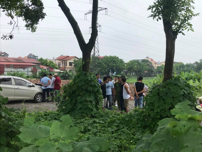 C&ocirc;ng an đang tiến h&agrave;nh kh&aacute;m nghiệm hiện trường, nơi xảy ra sự việc.