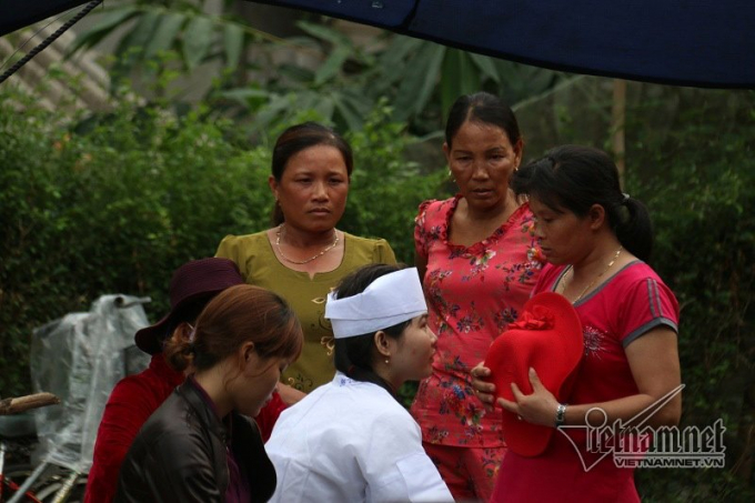 Khăn tang được ch&iacute;t vội tr&ecirc;n đầu ch&aacute;u g&aacute;i nạn nh&acirc;n Ng&ocirc; Thị B&ecirc;.