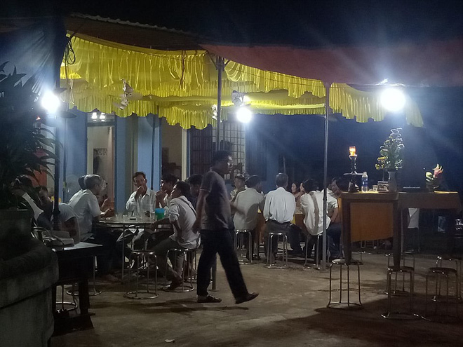 Đ&aacute;m tang ở ng&ocirc;i nh&agrave; của ch&uacute; rể Nguyễn Khắc Long. Họ h&agrave;ng, người th&acirc;n ngồi lặng lẽ b&ecirc;n nhau, u buồn.