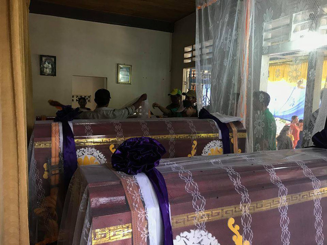 Những chiếc quan t&agrave;i đặt cạnh b&ecirc;n nhau với những nỗi đau kh&ocirc;ng thể n&oacute;i được bằng lời.