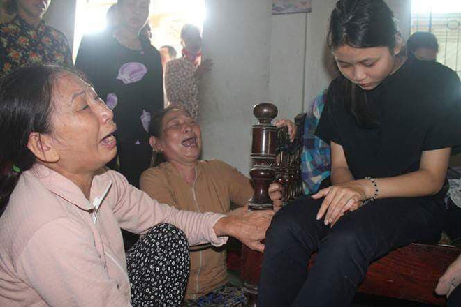 Nước mắt ngập tr&agrave;n th&ocirc;n Lương Điền. Họ kh&oacute;c v&igrave; kh&ocirc;ng thể k&igrave;m n&eacute;n được nỗi đau qu&aacute; lớn.