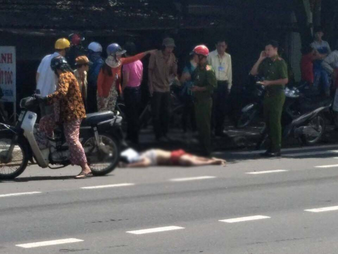 Nam thanh ni&ecirc;n tử vong sau khi bị xe kh&aacute;ch t&ocirc;ng phải.