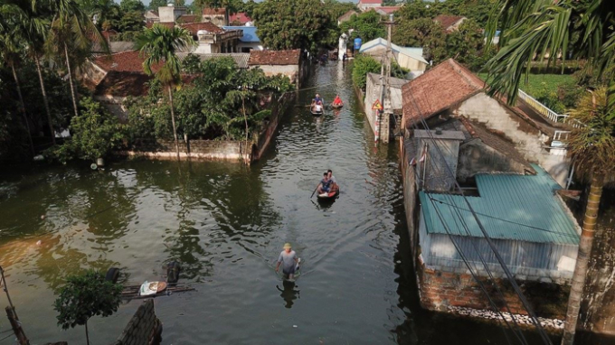 Flycam: To&agrave;n cảnh x&atilde; ngoại th&agrave;nh H&agrave; Nội ch&igrave;m trong biển nước