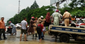 Cảm động với hình ảnh CSGT lội nước giúp người dân qua đường ngập nước