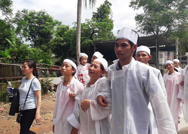 Những tiếng kh&oacute;c thương ai o&aacute;n bao tr&ugrave;m mọi ng&otilde; ở l&agrave;ng qu&ecirc;