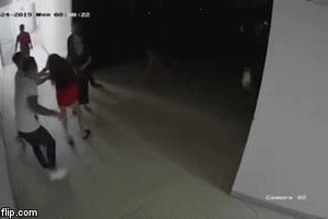 Phẫn nộ với clip nhóm người lao vào hành hung 1 phụ nữ tại chung cư Thanh Hà