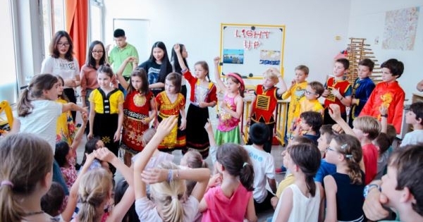 LIGHT UP - Dự án nghệ thuật nhân văn quảng bá văn hoá Việt Nam tại 3 thành phố ở Pháp