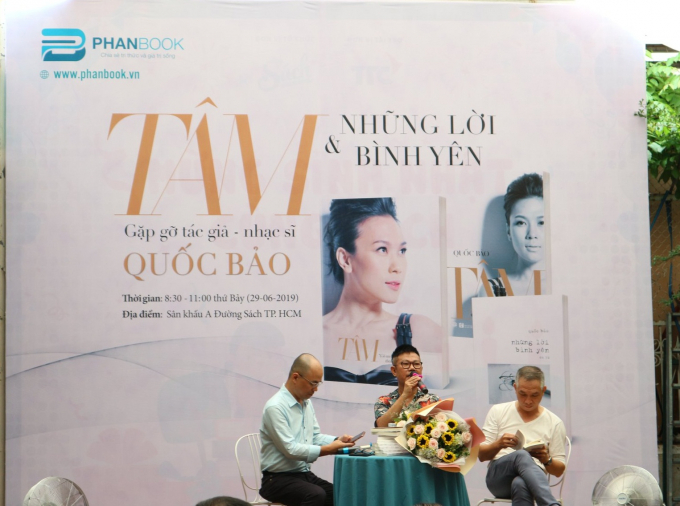 Nhạc sĩ Quốc Bảo (giữa) chia sẻ với bạn đọc tại buổi giao lưu, ra mắt sách tại Đường sách TP HCM vào sáng ngày 29/6.