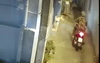 Clip: nam thanh niên sàm sỡ bé gái trong ngõ hẹp gây phẫn nộ