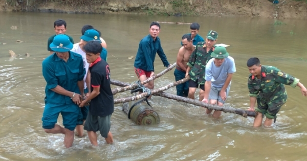 Phát lộ quả bom dài 1,2m nặng hơn 3 tạ giữa lòng sông