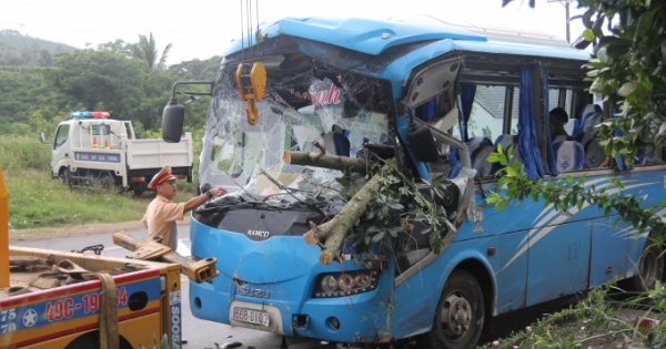 Lâm Đồng: Xe khách va chạm với xe máy rồi lao vào gốc cây bên đường