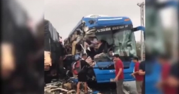 Clip: Tai nạn giao thông nghiêm trọng, xe giường nằm tông xe tải và container tại Quảng Bình