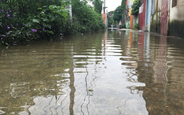 Hà Nội: Sau cơn bão số 2, hàng trăm hộ dân vẫn sống trong ngập úng