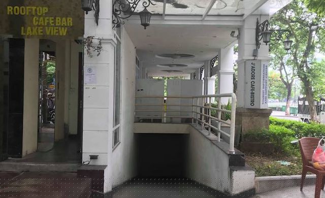 Một phần diện tích Trung tâm văn hóa Hồ Gươm được xây dựng thành quán cà phê.