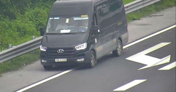 Ý thức ở đâu khi đi lùi, đi ngược chiều trên cao tốc?