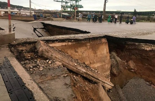 Đoạn sụt sát đầu cầu, do mưa lớn, nước xoáy thành hố lớn