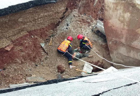 Lực lượng cứu hộ đưa các nạn nhân lên khỏi miệng hố