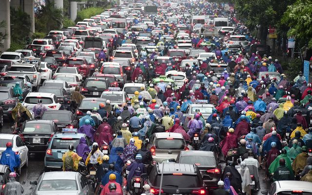 Hà Nội: Tắc đường nghiêm trọng do ảnh hưởng mưa bão