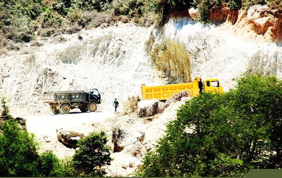 Doanh nghiệp ngang nhiên huy động máy móc, phương tiện đến đào phá, lập mỏ trộm đất trên núi Mò O giữa ban ngày.