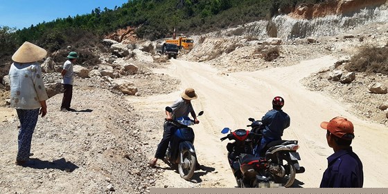 Người dân thôn Chánh Lý trong một lần giáp mặt doanh nghiệp khai thác đất ở núi Mò O.