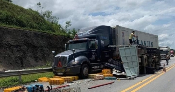 Xe khách đâm xe tải chở gia cầm trên cao tốc Nội Bài - Lào Cai