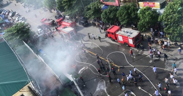 Cháy tại chợ trung tâm TP Vinh, bác sĩ cũng tham gia cứu hỏa sơ tán hàng hóa