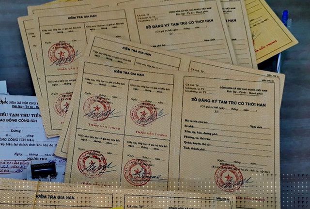 Một số giấy tờ giả mạo để đề nghị bồi thường, hỗ trợ, giao đất tái định cư khi triển khai dự án Khu đô thị Hoàng Long. Ảnh : Hữu Toàn