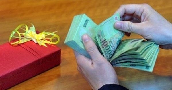 Không thể từ chối, cán bộ nộp lại quà sau 5 ngày được biếu tặng