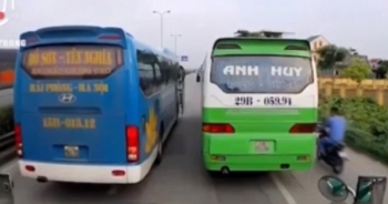 Xe khách ngang nhiên dàn hàng ngang trên quốc lộ