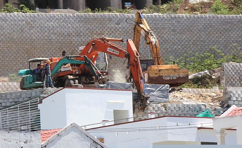 Bắt đầu phá dỡ tường chắn khổng lồ trái phép. 