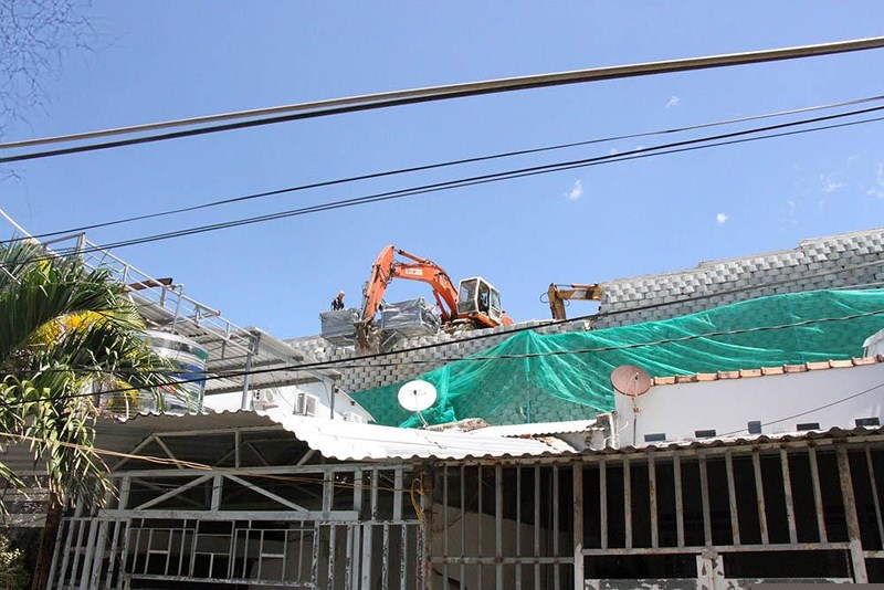 Tường chắn khổng lồ nằm ngay trên đầu nhà dân.