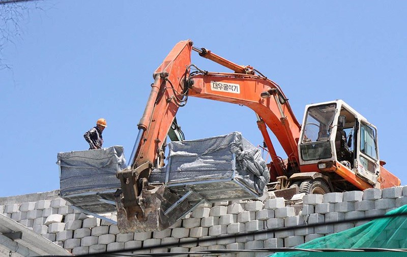 Dự kiến phải mất hai tháng mới phá dỡ xong tường chắn khổng lồ.