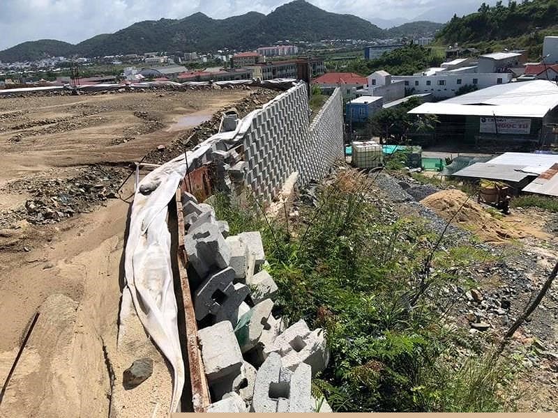 Tường chắn khổng lồ đang sụp đổ.