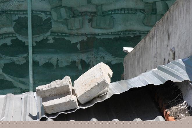 Đá, bê tông tường chắn rơi xuống đầu nhà dân.