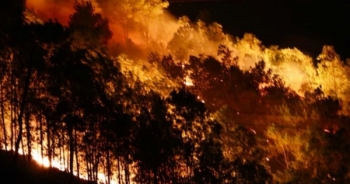 Clip núi Nầm rực lửa trong đêm